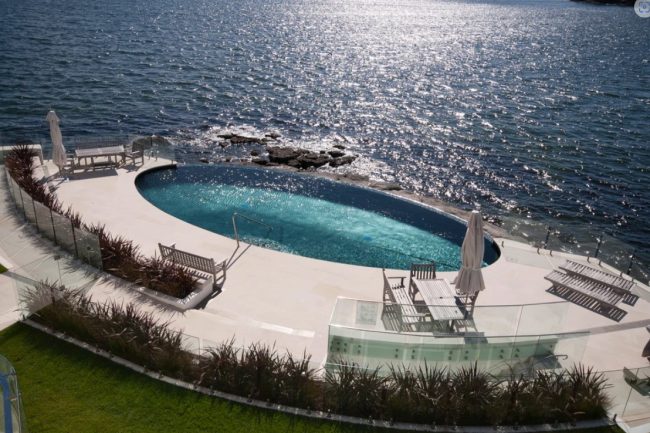 Harbour edge pool